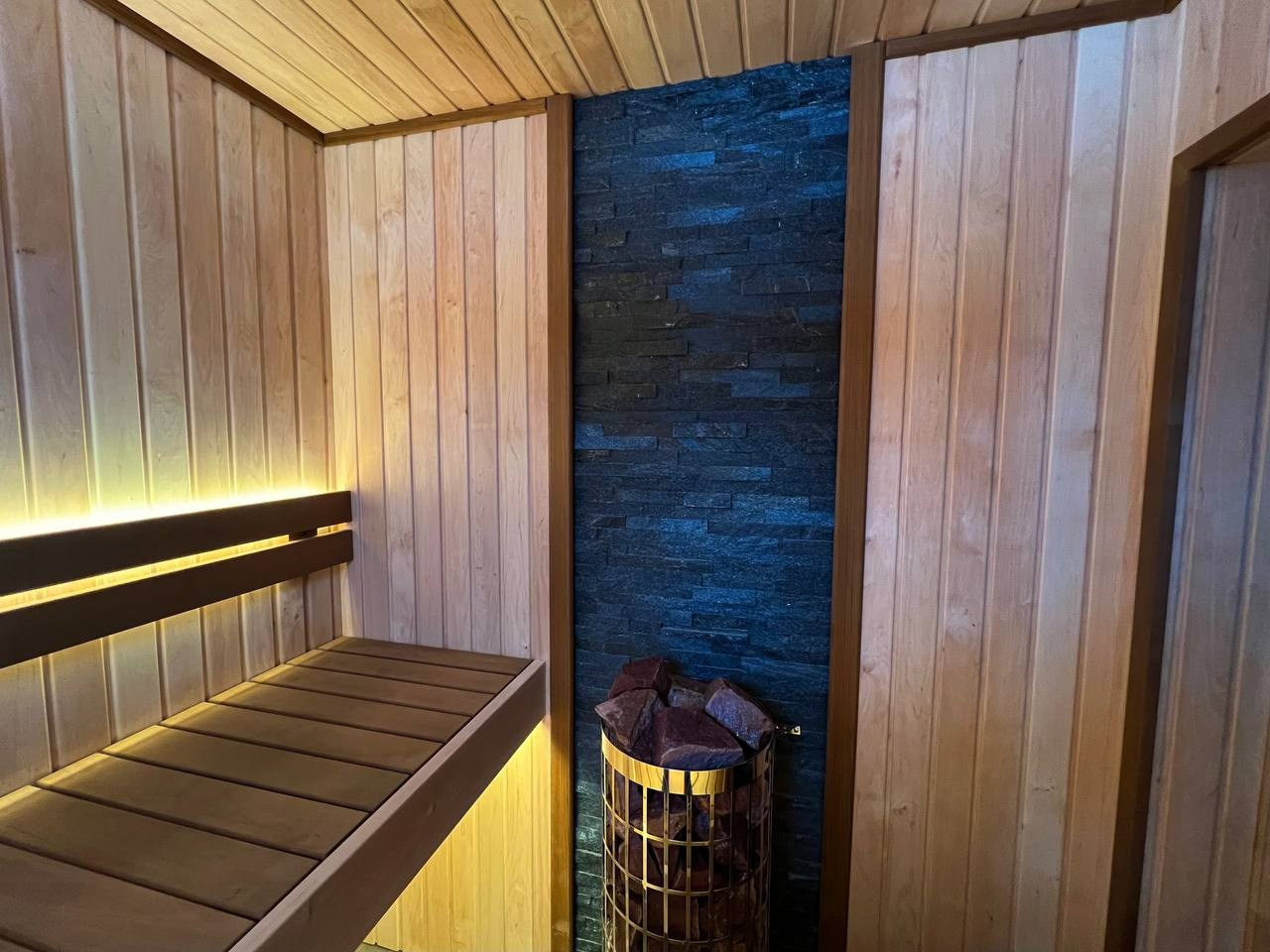 Сауна в Симагино в стиле STM: ольха и термоольха, парящие полки и максимум комфорта в компактном пространстве. SaunaTopMasters