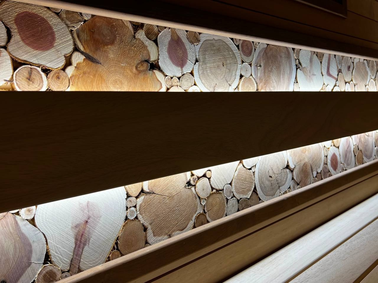 Компактная баня в Терра-Выборгском: светлая ольха в горизонтали и абаш на парящих полках визуально расширяют пространство. SaunaTopMasters