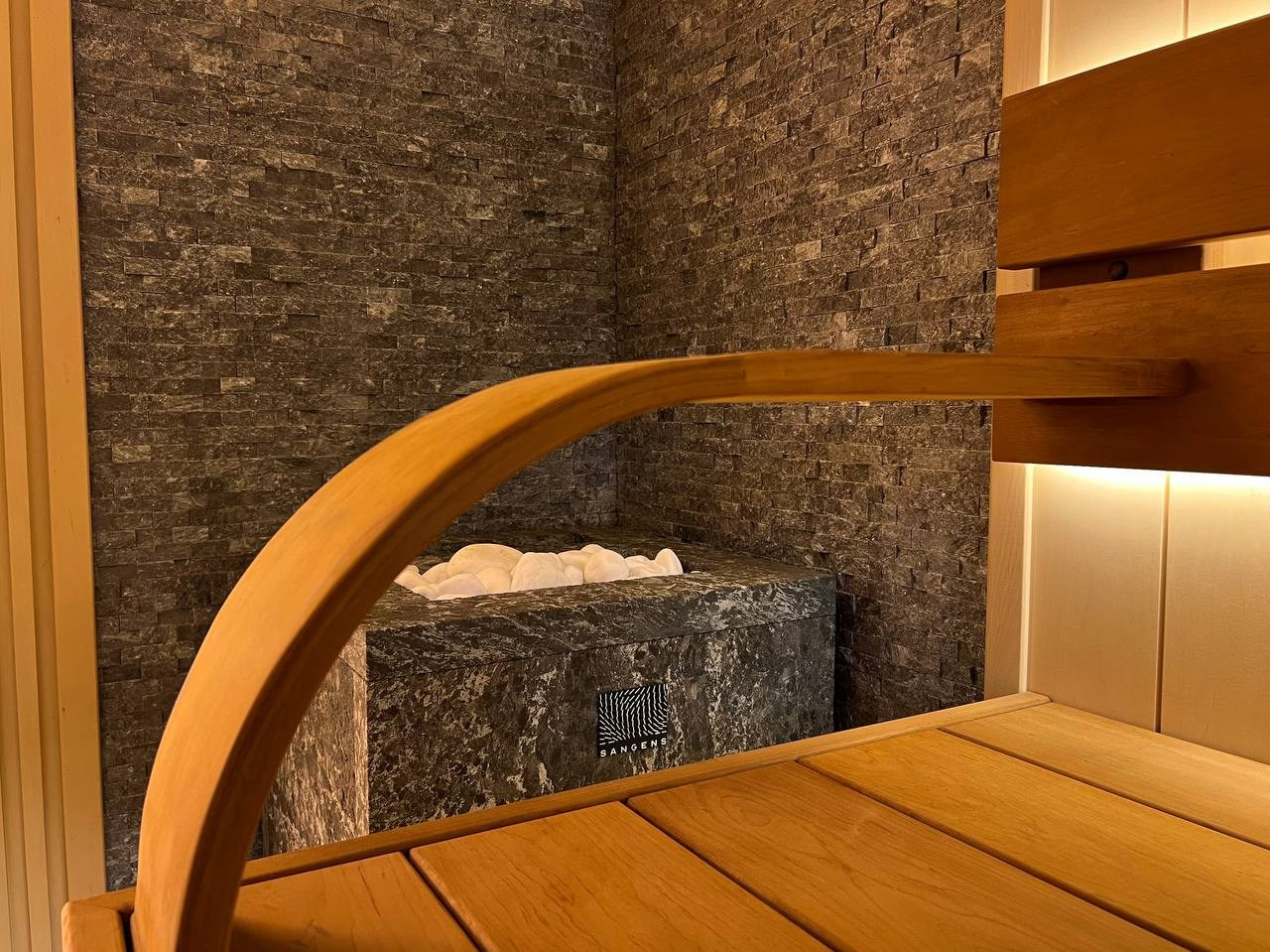 Сауна в Северной Жемчужине выполнена по проекту наших коллег VitaLine SPA. Ольха разного профиля, линейный свет и Sangens в редкой облицовке. SaunaTopMasters