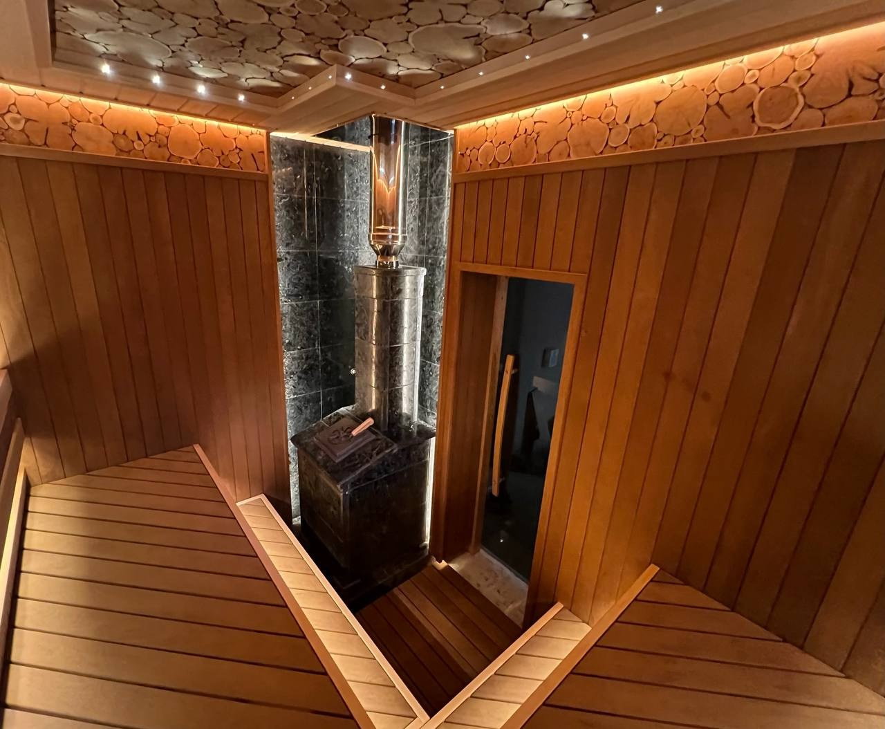 Шикарная парная в Денисово. Уникальный дизайн, большое количество сибирского можжевельника и талькомагнезит с подсветкой. SaunaTopMasters