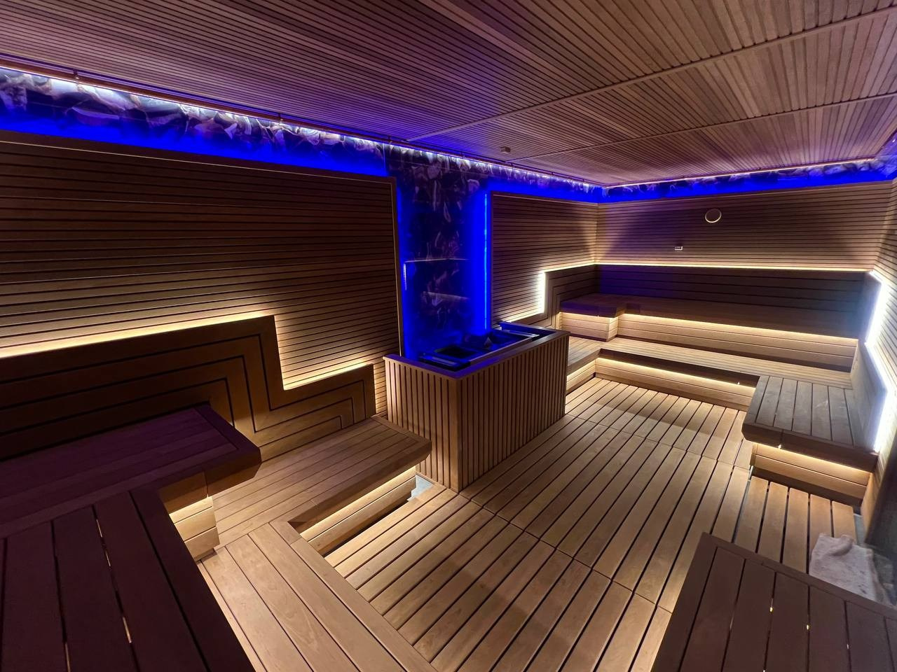 Сауна в Encore Fitness по проекту наших коллег из MBSaun. Симметрия, строгие линии, столярные элементы и щипотка роскоши. SaunaTopMasters