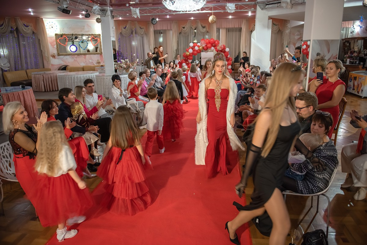 Выпускной в детской школе моделей HAPPYkids 2024. Семейный и коммерческий фотограф в Сочи Александр Бодунов