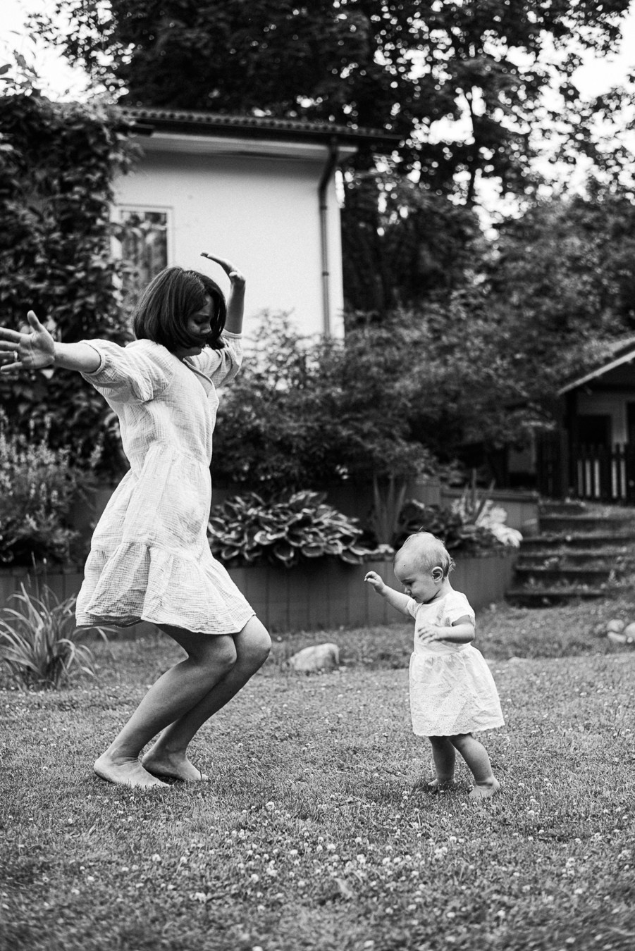 Коля, Ксюша, Саша, Андрей, Кира и бабушки | на даче