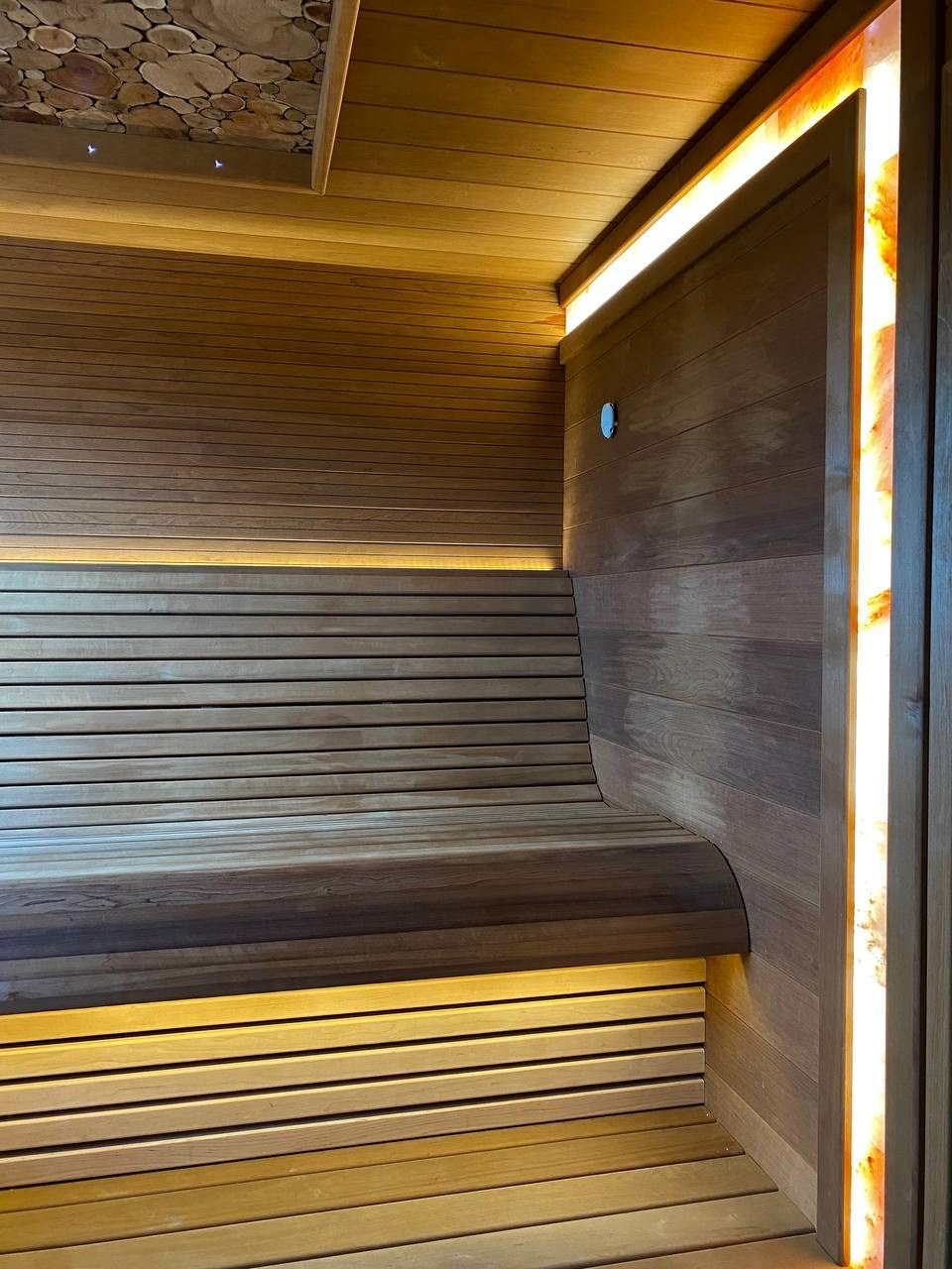 Парная, в которой есть даже Диван! Все детали в ней из термоольхи, а печь с автозаливом сама поддержит температурно- влажностный режим. SaunaTopMasters