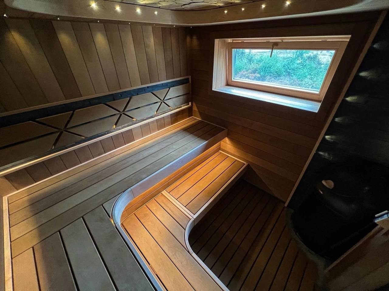 Эстетика пара в Касимово: термоольха, резьба, Helo-термос, радиальные акценты, можжевельник и оптоволоконный свет. SaunaTopMasters