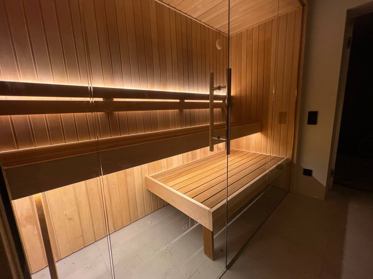 Компактная семейная сауна со стеклянным фасадом в Токсово. Выполнена на базе Harvia Cilindro из ольхи и термоольхи. SaunaTopMasters