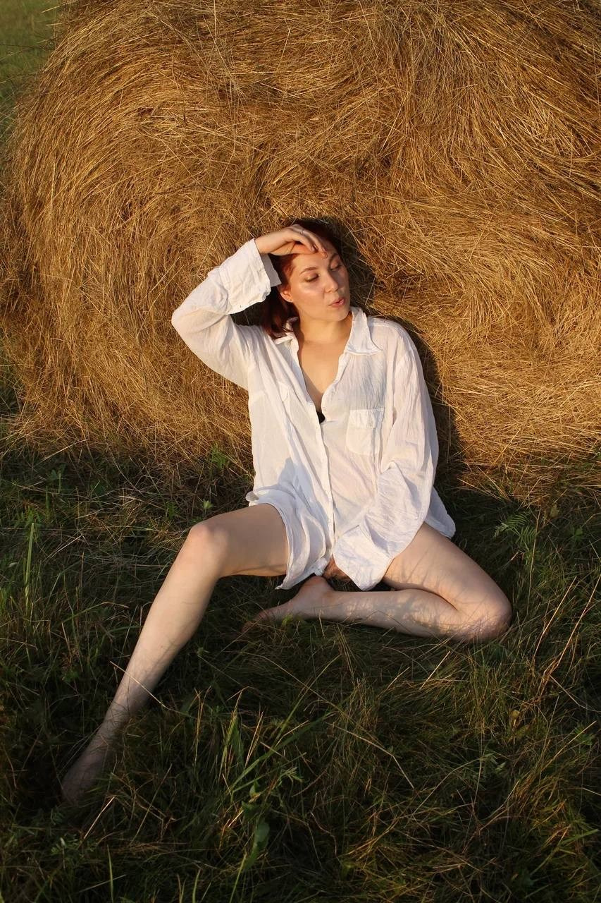 «Девушка и сено». Anastasiabraga.sheisart