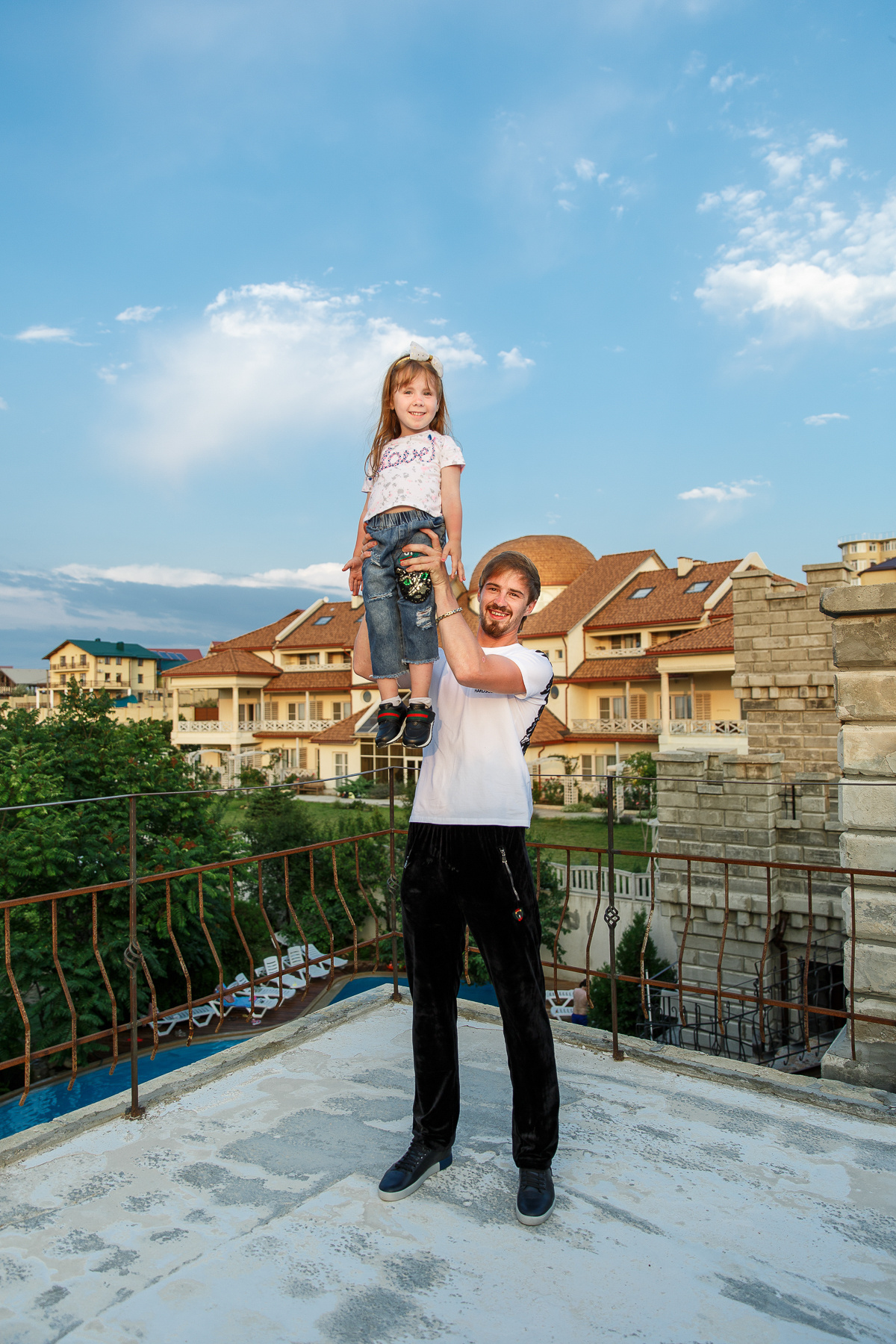 Семейная фотосессия на горе. Профессиональная фотосъёмка интерьеров, предметная фотосессия еды для меню г. Анапа