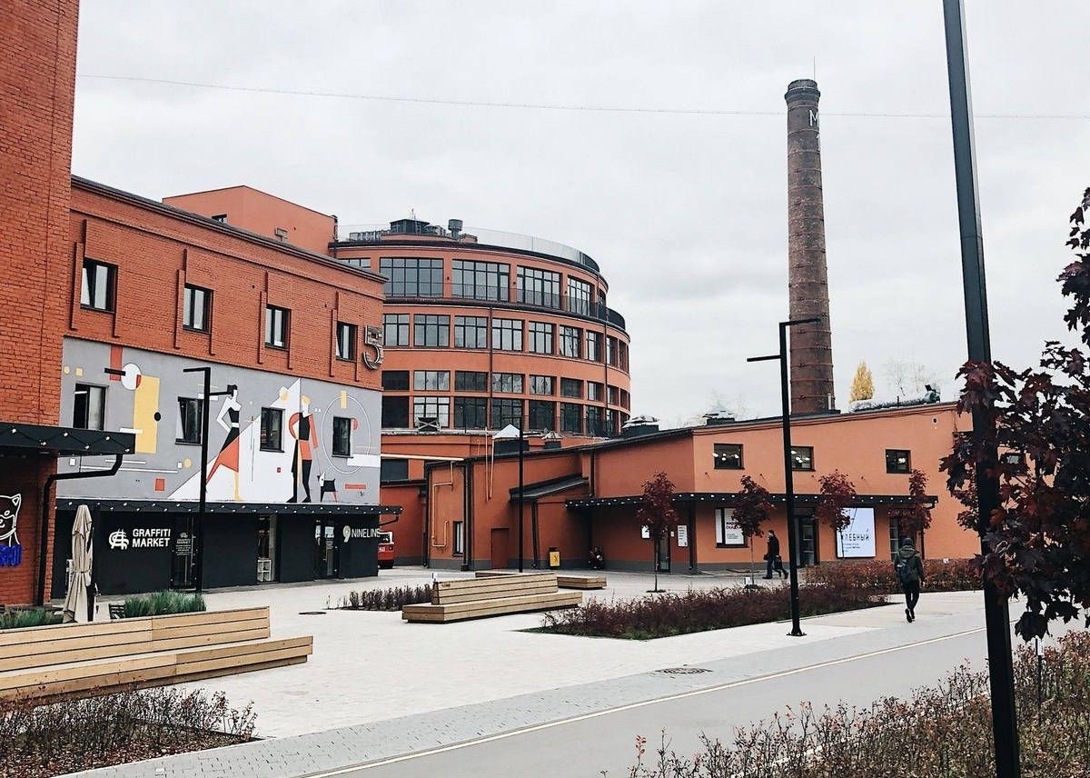 Фотосессия у дома — лестница и архитектурный декор фасада