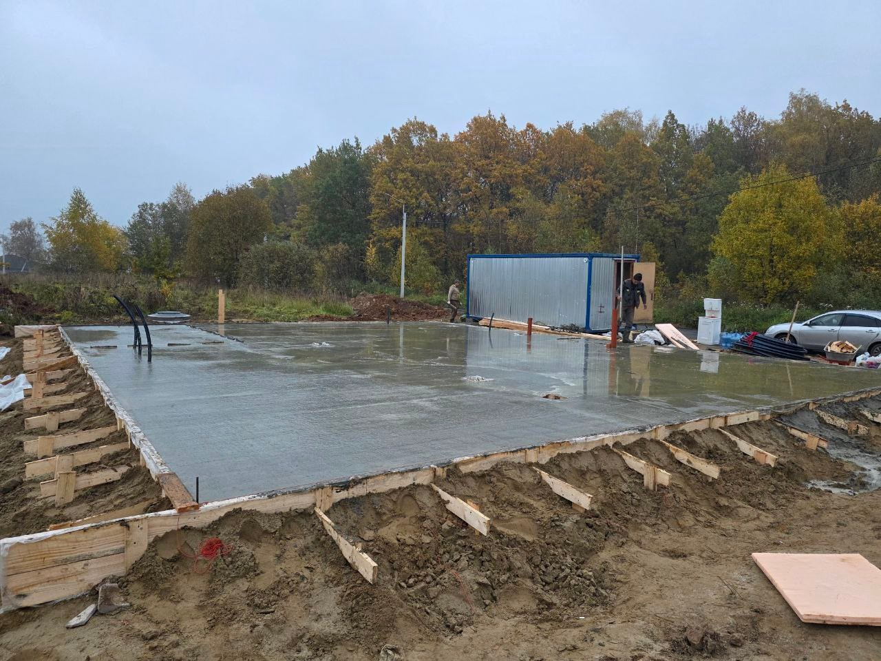 Заливка монолитного фундамента — бетонная смесь подаётся автобетоносмесителем. Работа ведётся без перерывов для максимальной прочности.