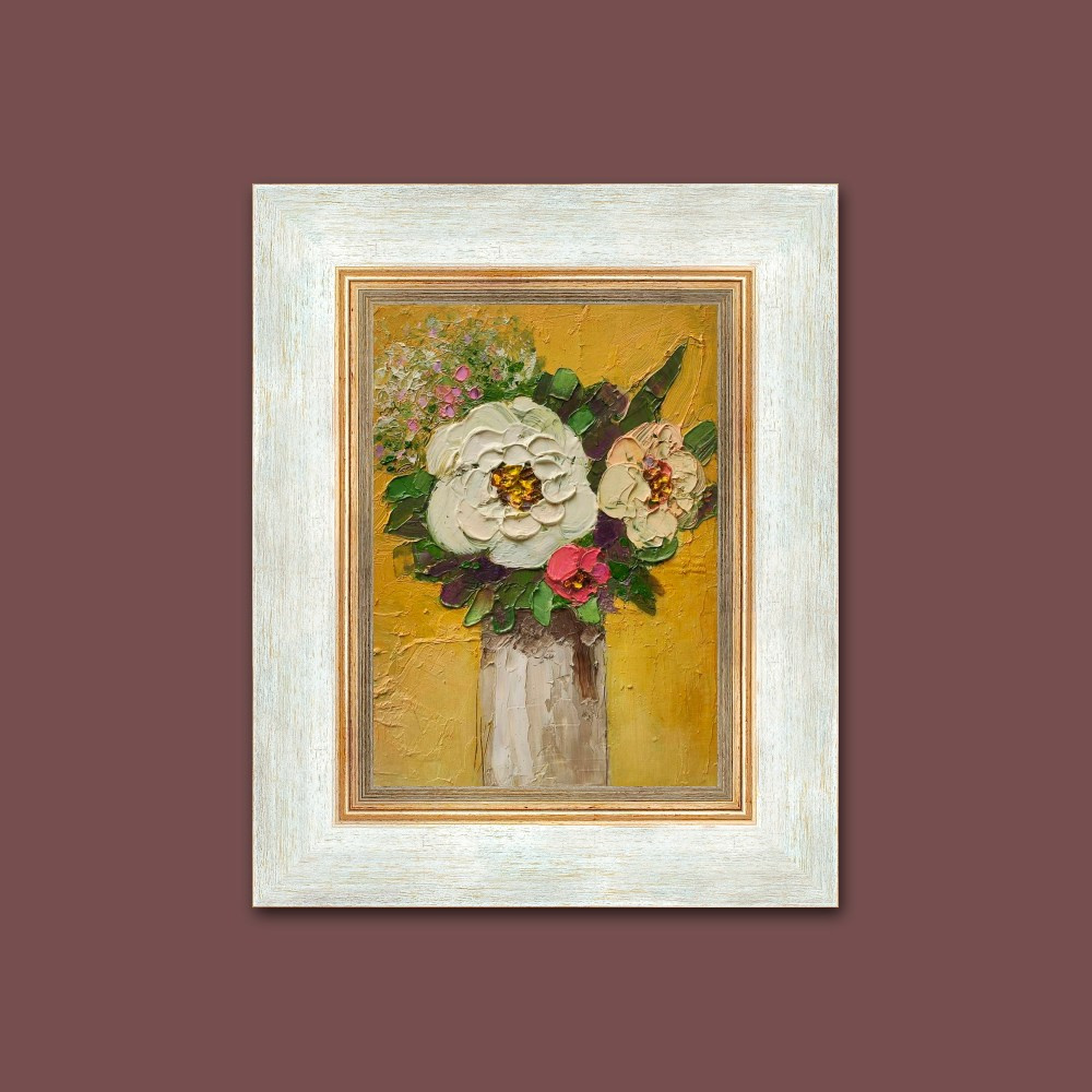 Картина маслом с цветами в вазе, жёлтый фон, фактурный натюрморт.