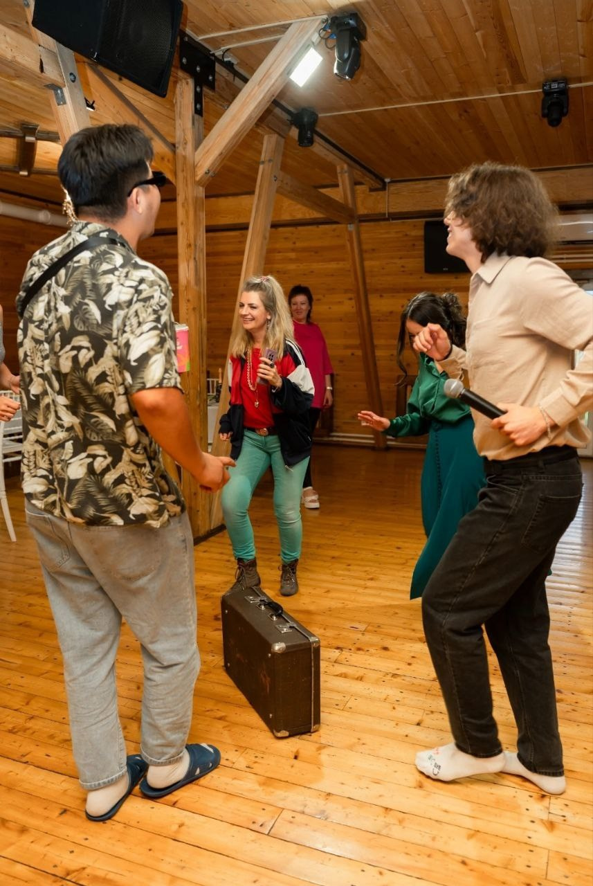 Корпоратив Суши-Рыба в стилистике 90ых. Ведущий мероприятий Илья Копа