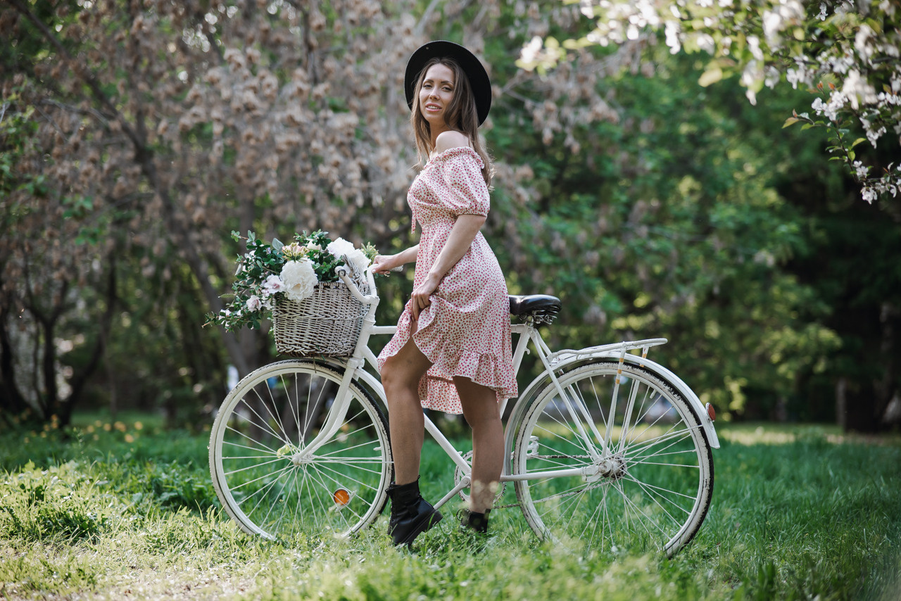 Аня в цветущих яблонях. Фотограф в Красноярске / Дивногорске. Файзулина Анастасия