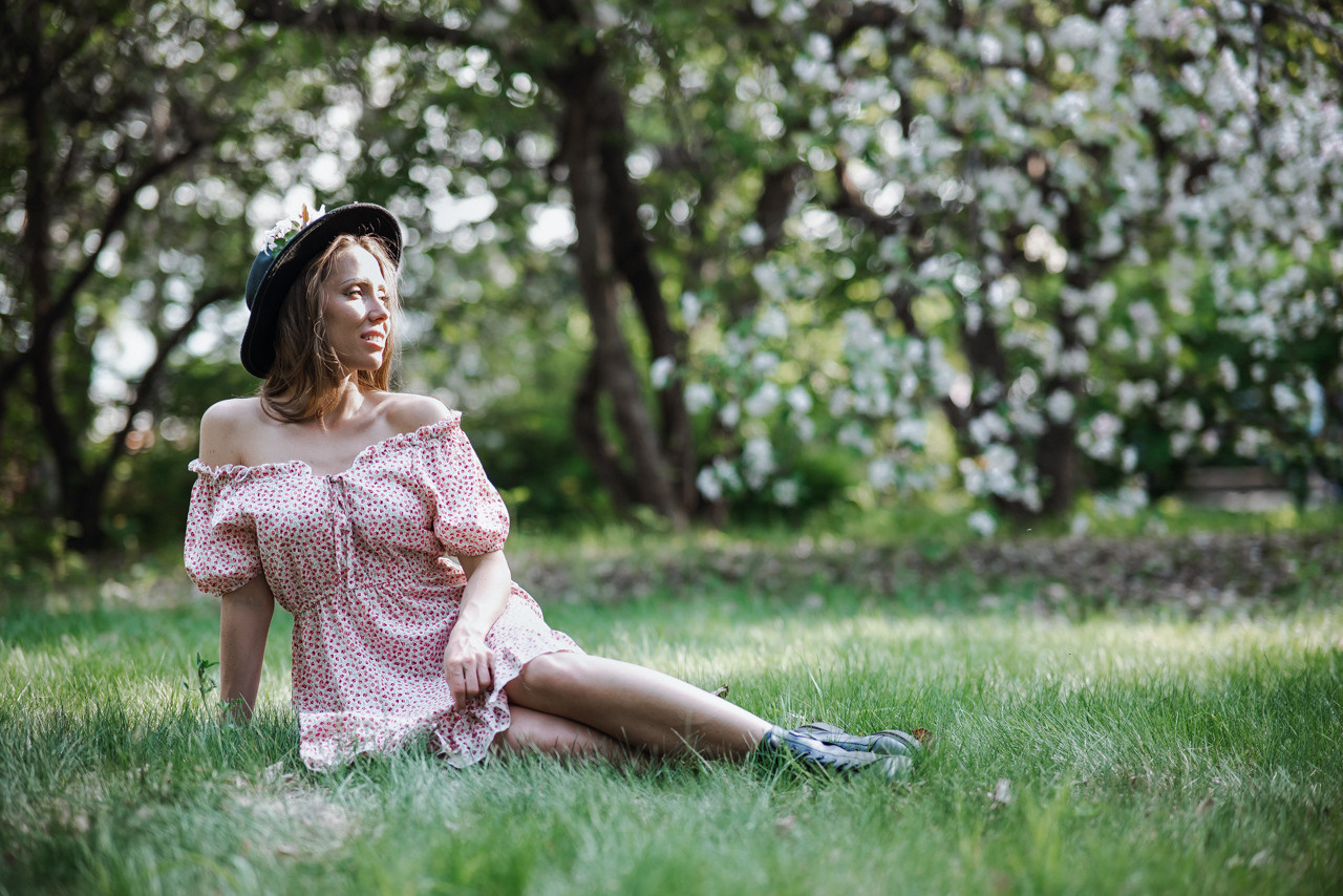 Аня в цветущих яблонях. Фотограф в Красноярске / Дивногорске. Файзулина Анастасия