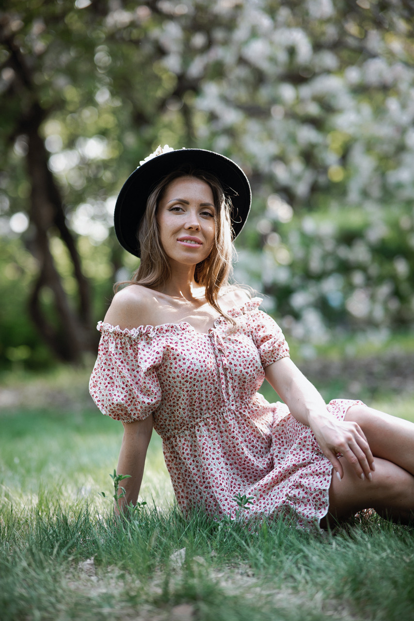 Аня в цветущих яблонях. Фотограф в Красноярске / Дивногорске. Файзулина Анастасия