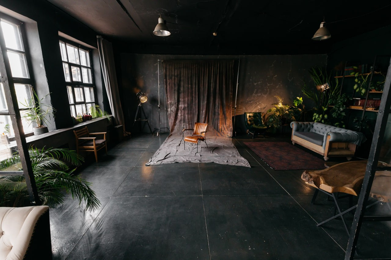 На этом фото представлен интерьер и оборудование фотостудии Наше место, основной зал.