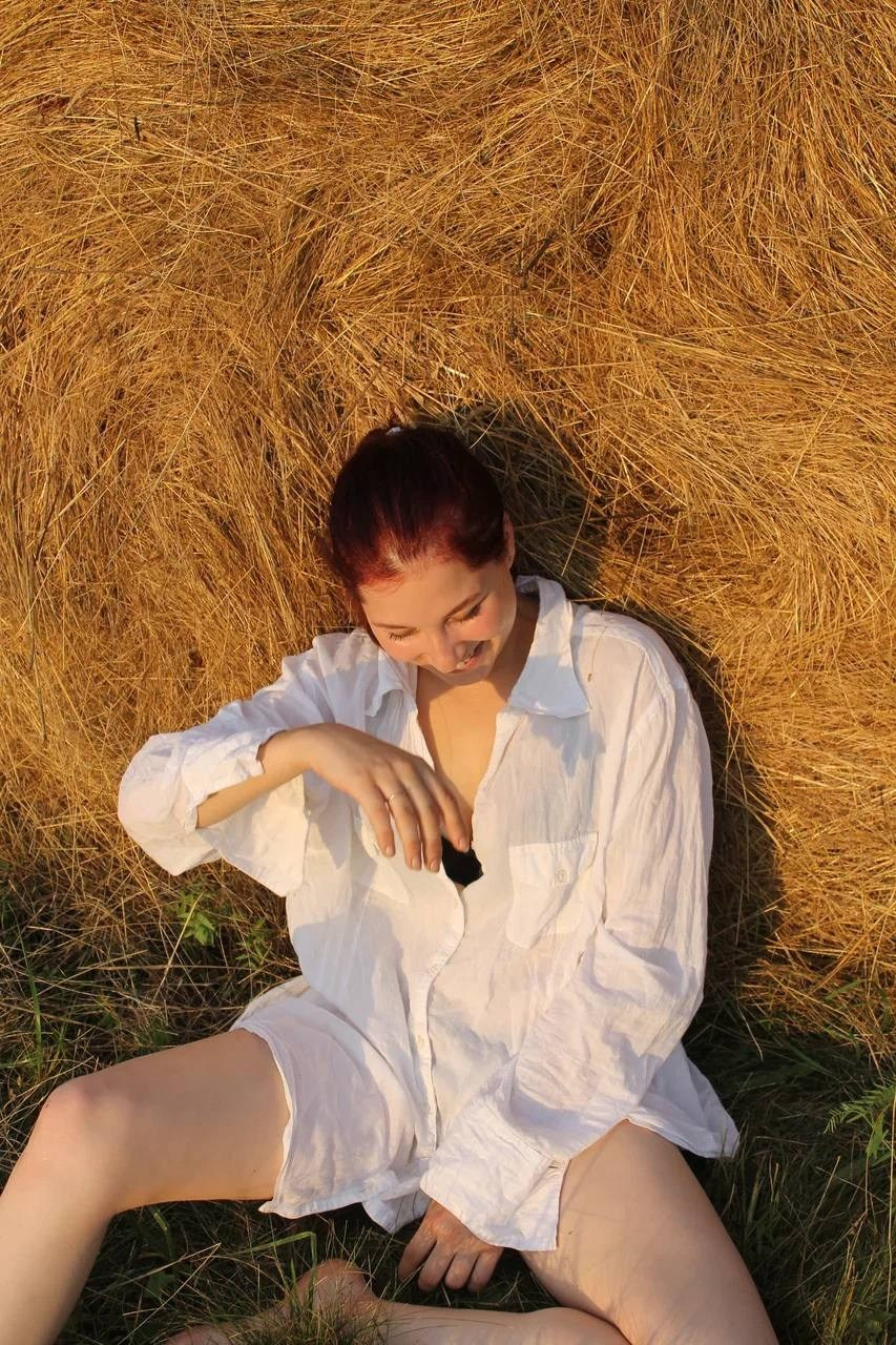 «Девушка и сено». Anastasiabraga.sheisart