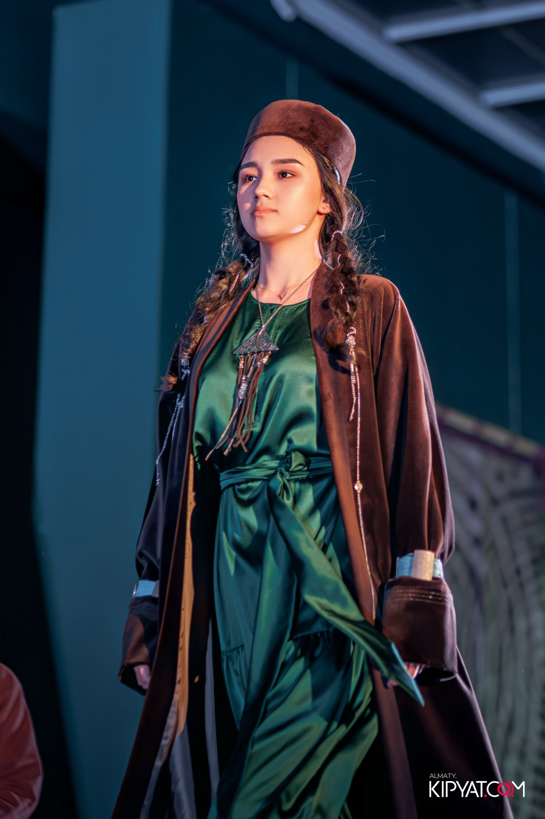 FASHION ПОКАЗ, КАЗАХСКОЙ НАЦИОНАЛЬНОЙ ОДЕЖДЫ. КИПЯТКОМ АЛМАТЫ!