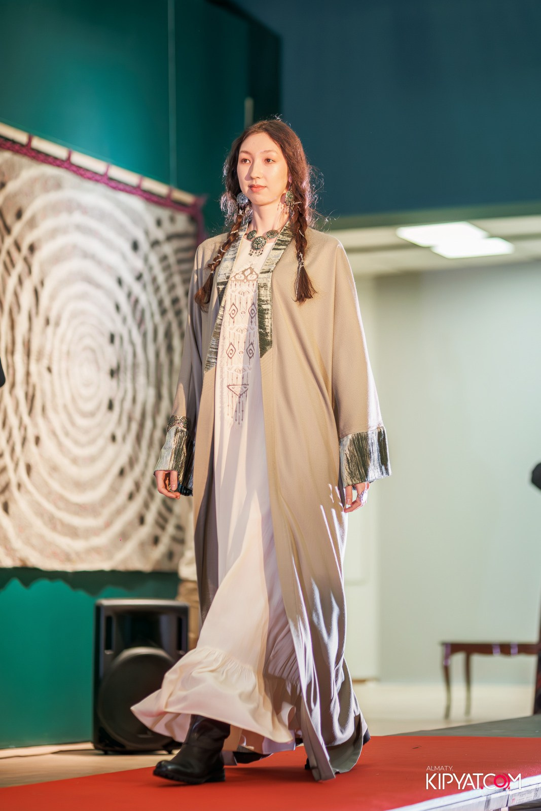FASHION ПОКАЗ, КАЗАХСКОЙ НАЦИОНАЛЬНОЙ ОДЕЖДЫ. КИПЯТКОМ АЛМАТЫ!