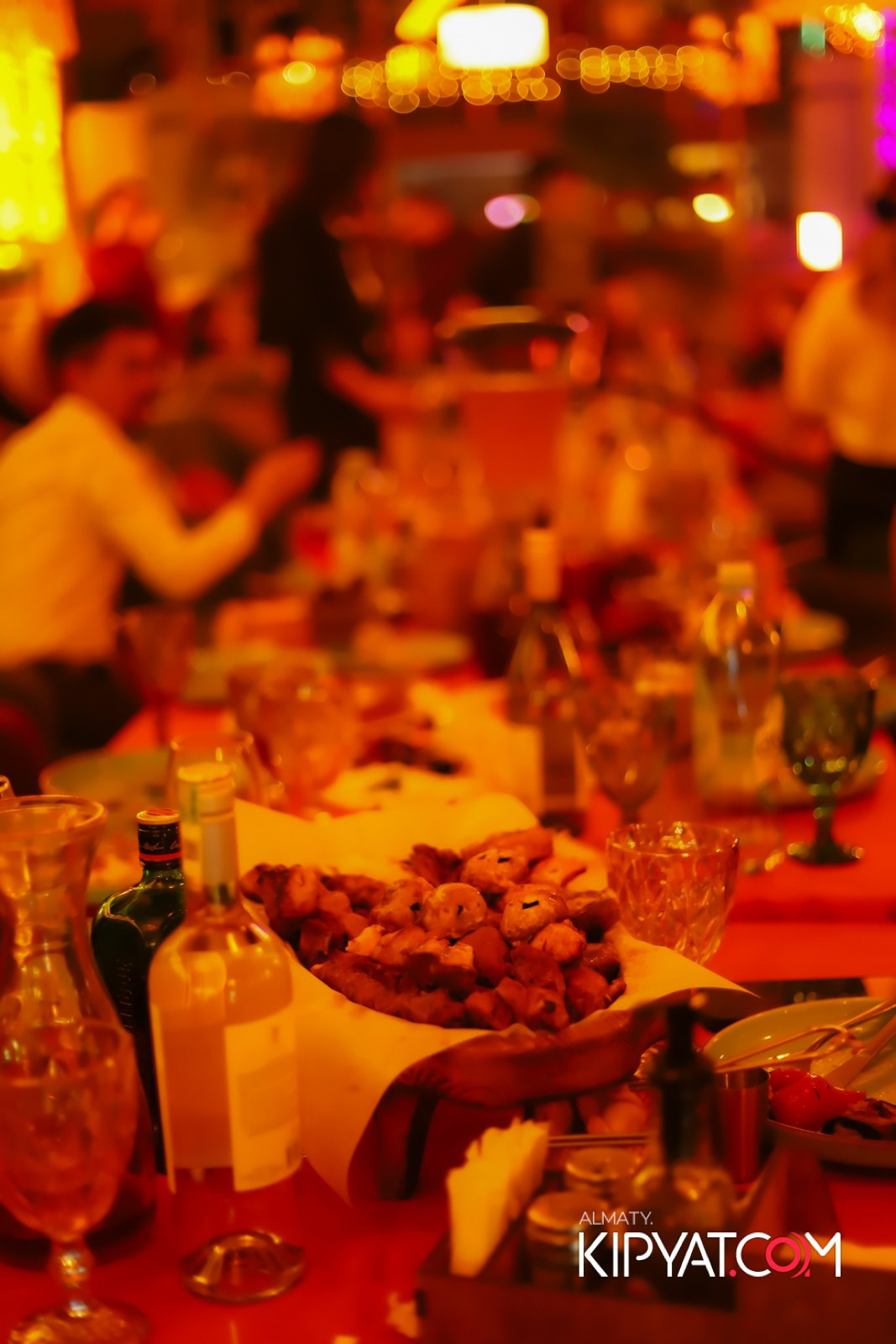 ГРУЗИНСКИЙ ДВОР НА КАБАНБАЙ БАТЫРА. КИПЯТКОМ АЛМАТЫ!