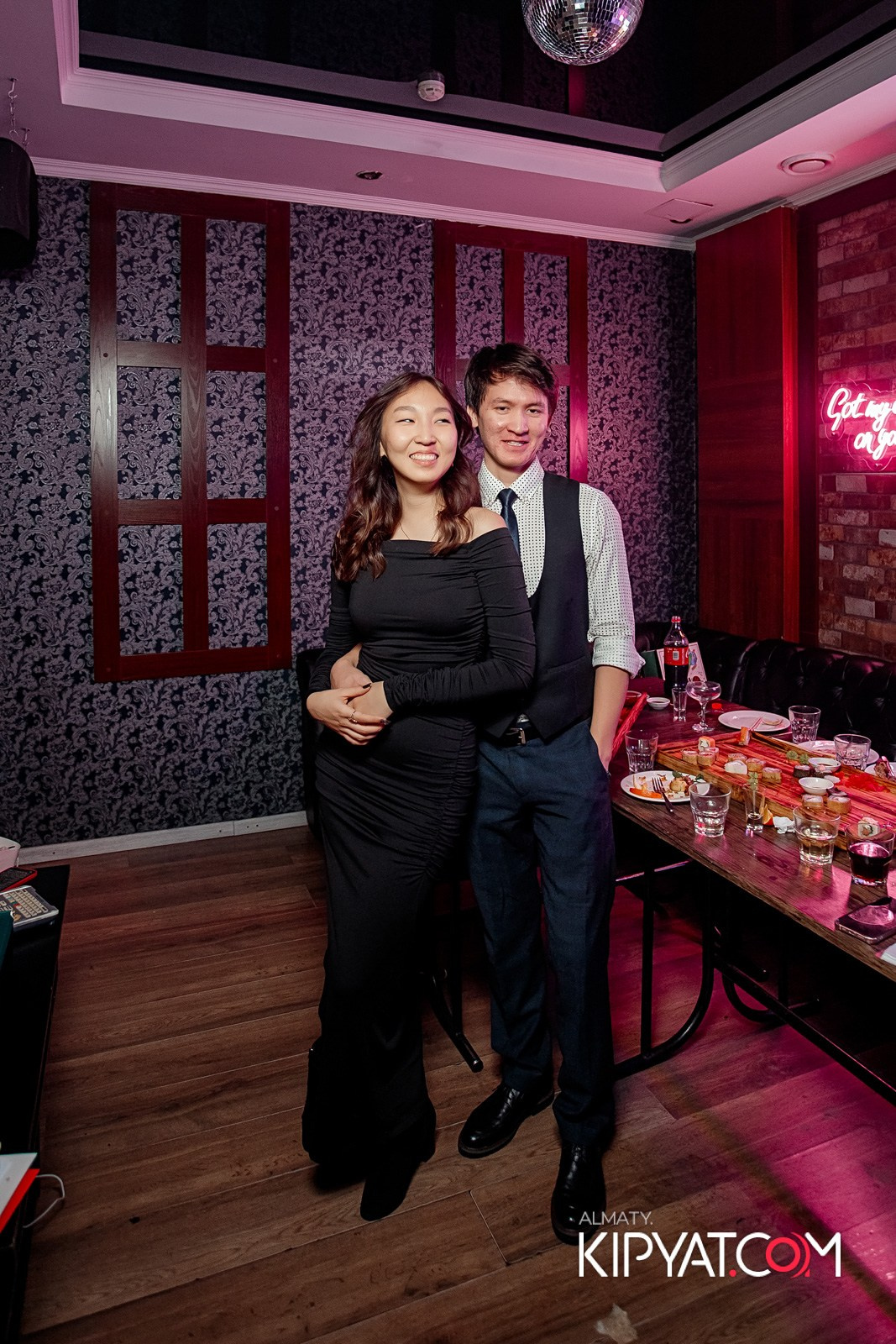 КАРАОКЕ-БАР РОЯЛЬ НА НУРМАКОВА. КИПЯТКОМ АЛМАТЫ!