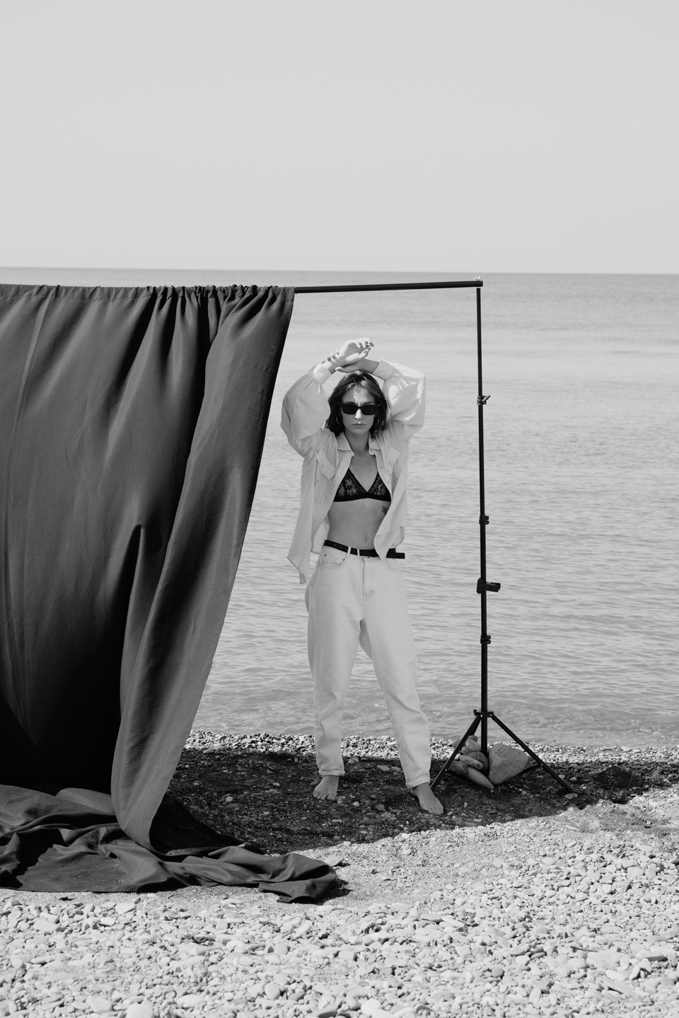 Кадр девушки на фоне моря и фотофона