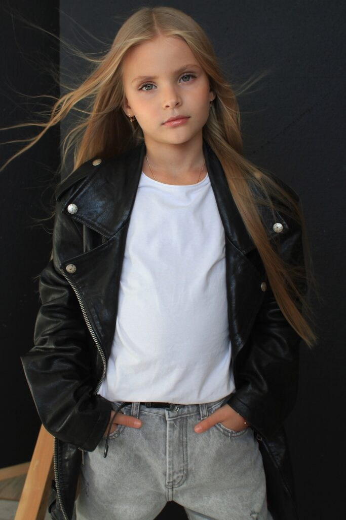 Николь Гусарова. Съёмка одежды для маркетплейсов и брендов Morozova Production