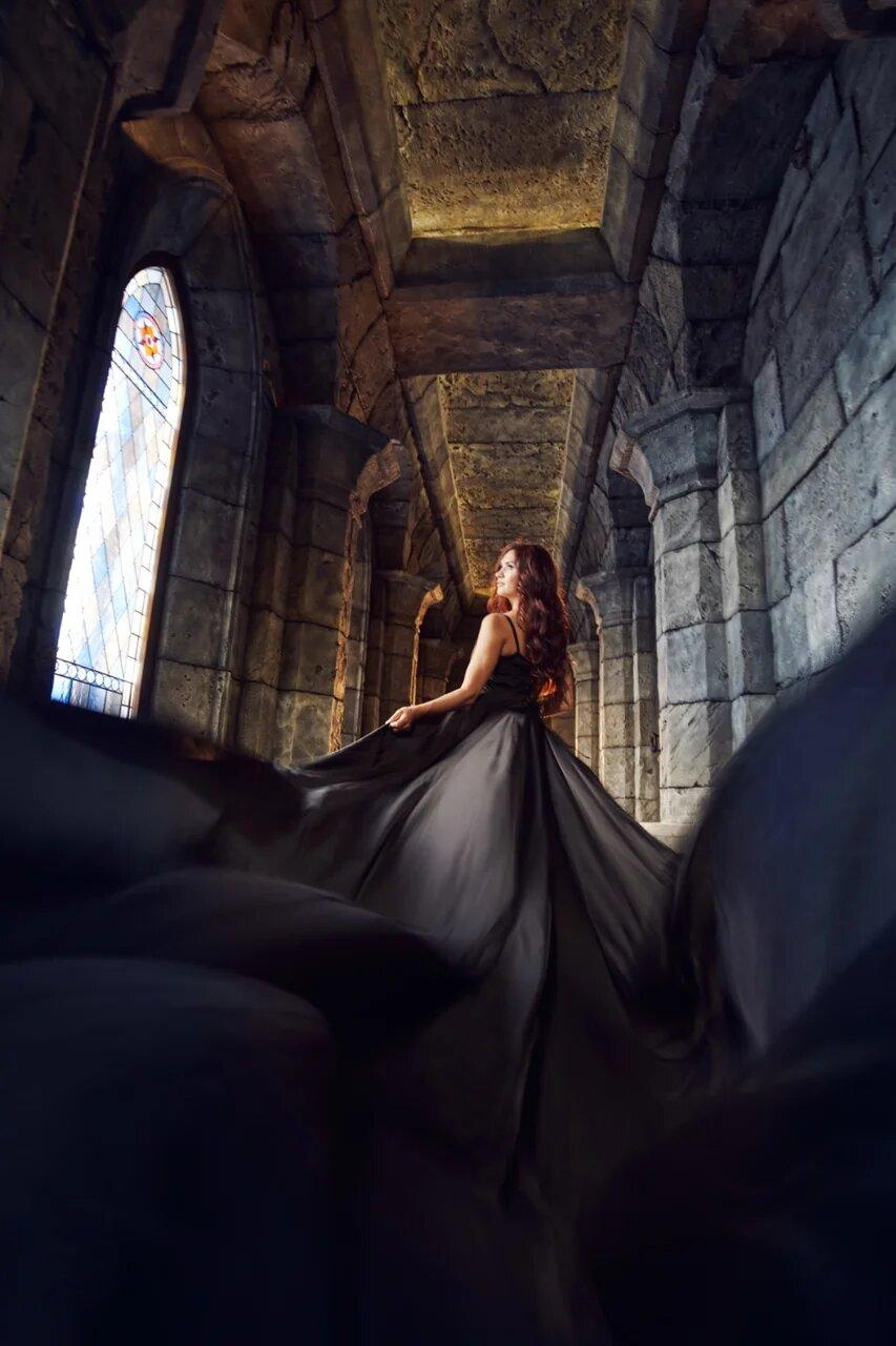 съемка в красивых платьях в замке 