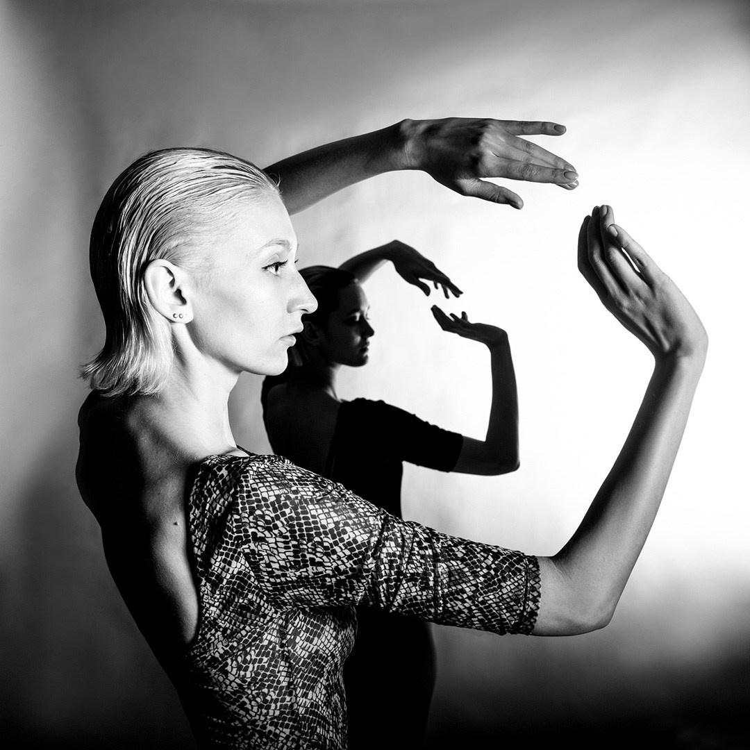 Чёрно-белый арт-портрет с тенями рук — студийная съёмка, Краснодар
