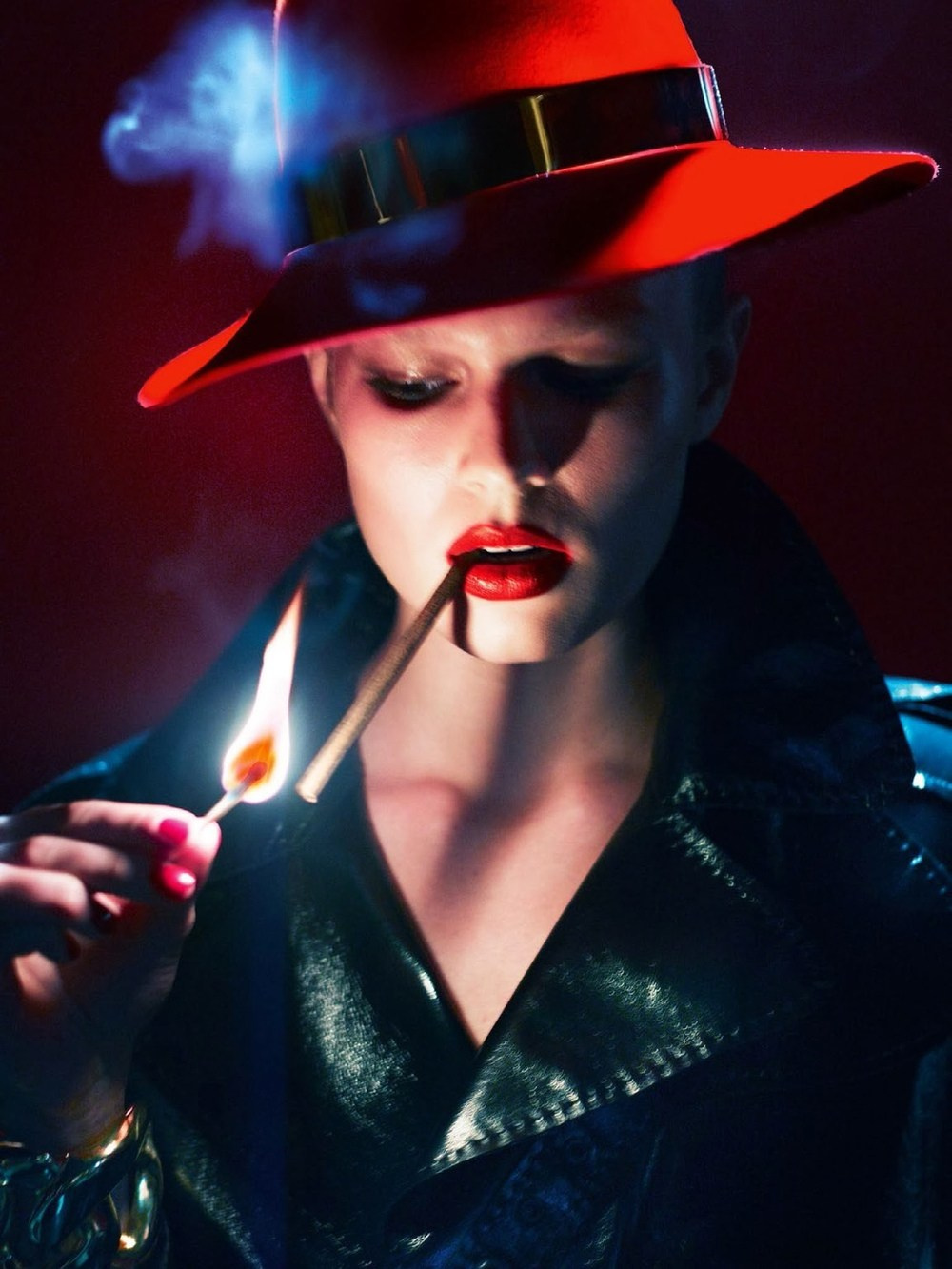 модная съёмка с акцентом на макияж и образ модели