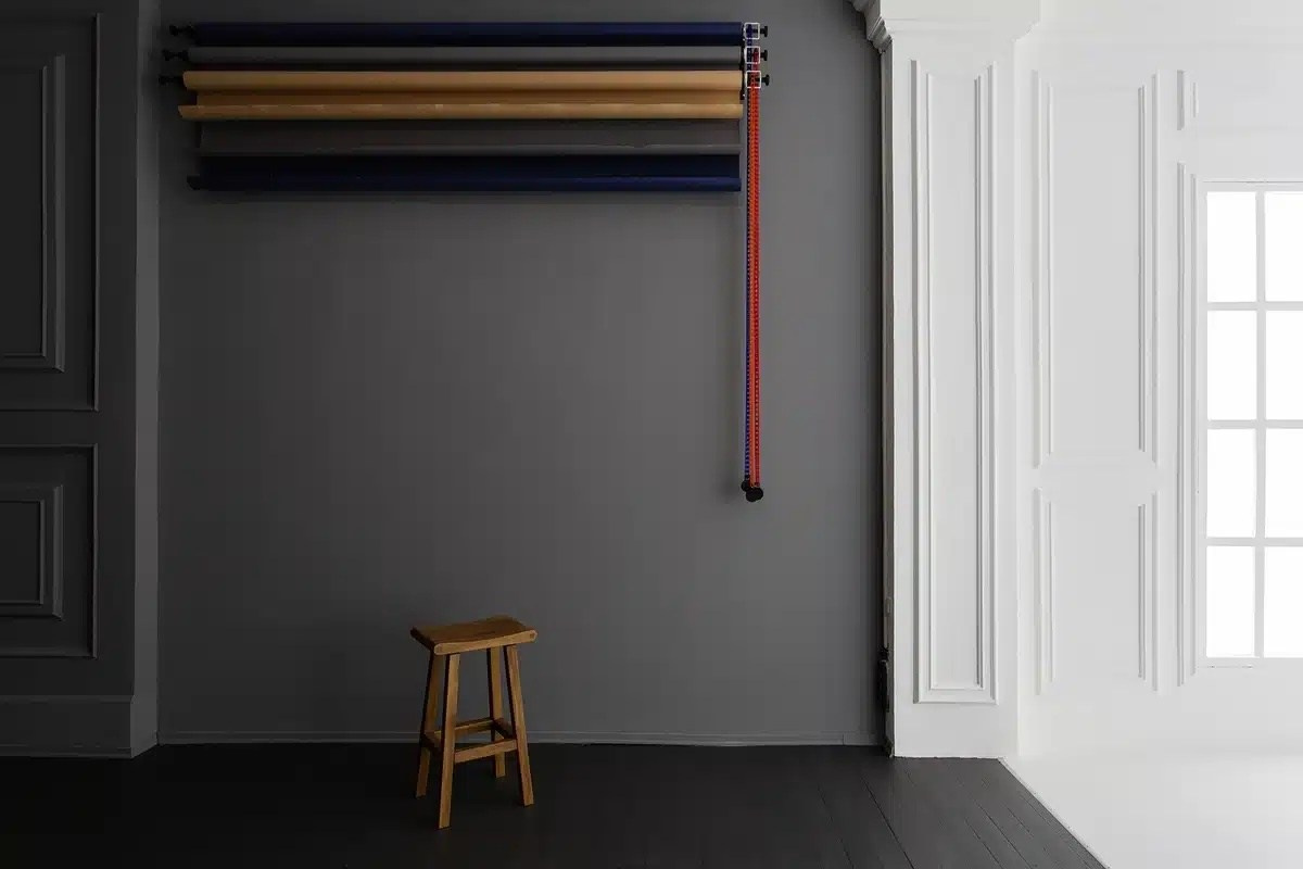 бумажные фоны разных цветов в фотостудии