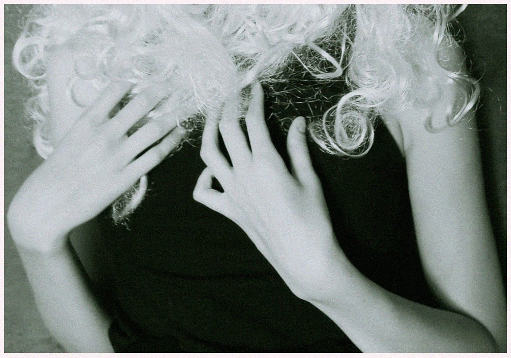 Стильный и смелый образ. Белый парик на модели. 