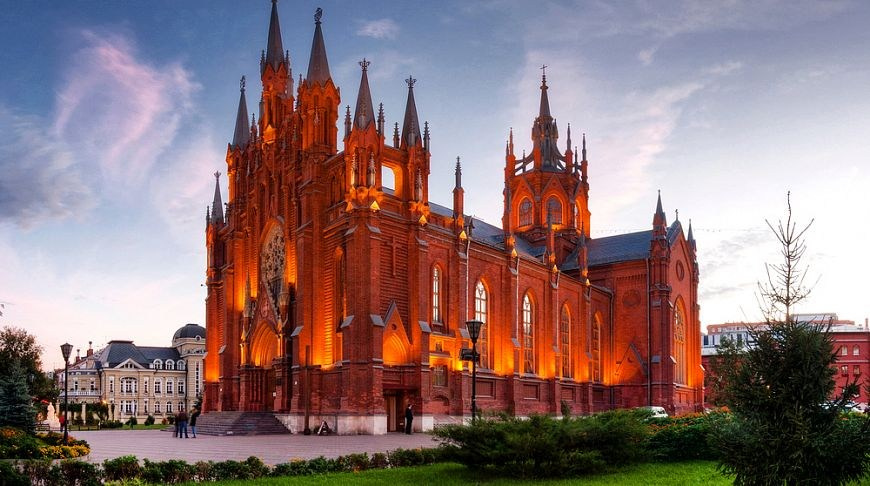 Фотосессия у храма в Москве — историческая архитектура и колонны