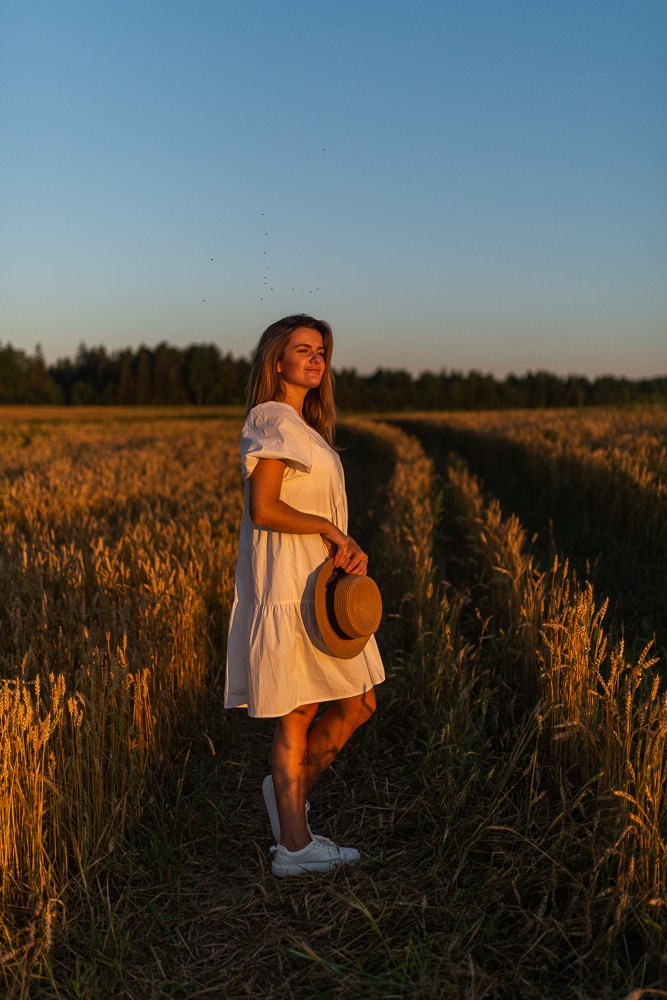 Поле, закат и наши улыбки. Фотограф Мария Ковкова