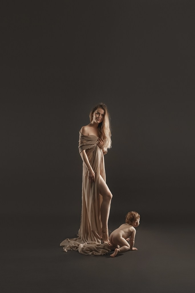фотосессия матери и ребенка, фотосессия материнства в Тамбове, фотосъемка в стиле минимализм и без одежды матери и ребенка в фотостудии, фото мамы и малыша, портрет материнской любви, поцелуй матери, красивое фото матери и ребенка, объятия матери, мамины руки на фото, фотография красивой женщины с ребенком на руках, фотосессия семейная в Тамбове, детская и семейная фотосессия , мама и ребенок на темном фоне в фотостудии, ребенок на руках у мамы, красивое платье на фотографии матери и ребенка, красивое материнство