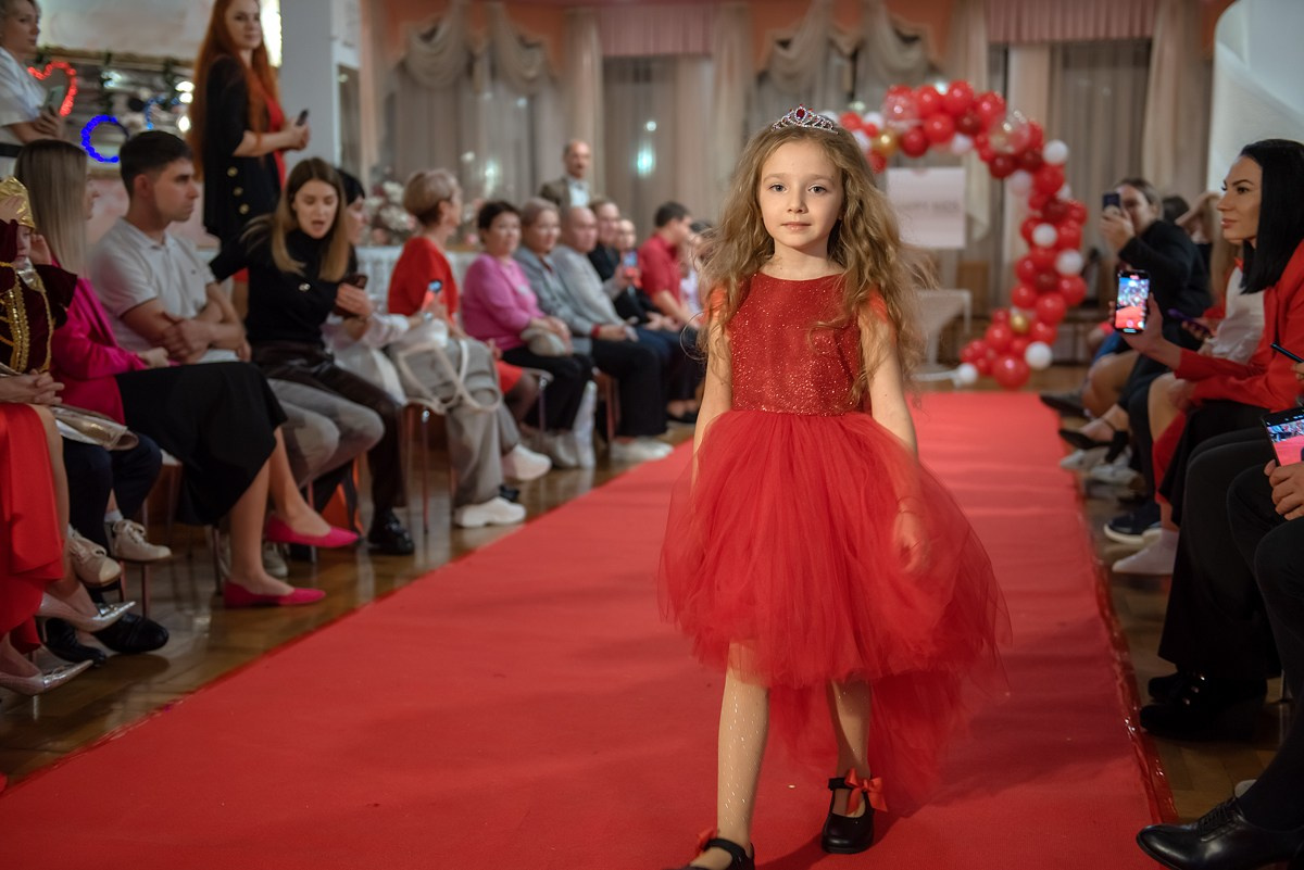 Выпускной в детской школе моделей HAPPYkids 2024. Семейный и коммерческий фотограф в Сочи Александр Бодунов