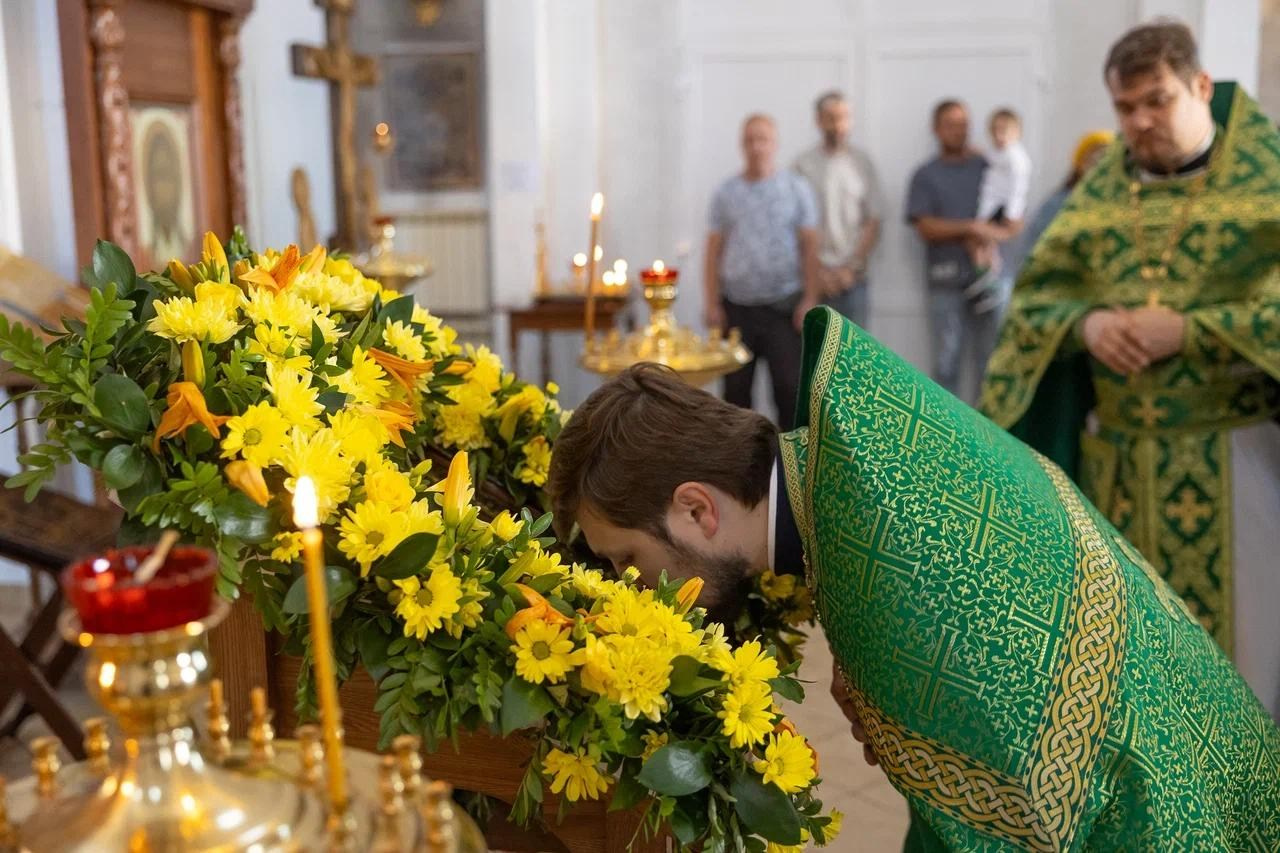 Божественная Литургия в храме Нерукотворного образа Спасителя. Саратовское Северо-Западное благочиние