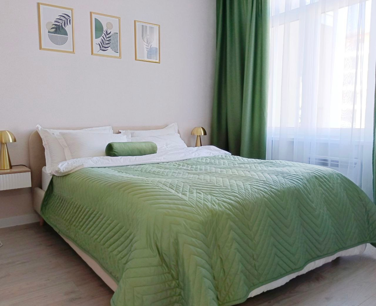 Кейс2: Получили ключи от квартиры. Задача была обставить для аренды посуточно. Учли все пожелания и сделали всё в короткий срок и квартира стала быстро приносить прибыль. Получилась очень стильная и уютная квартира, в которую точно захочется вернуться. 