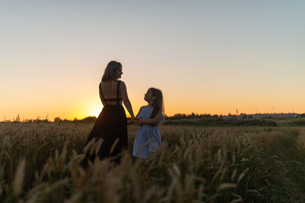 Поле, закат и наши улыбки. Фотограф Мария Ковкова