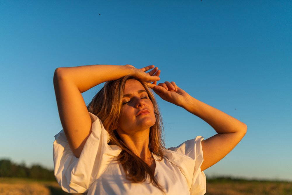 Поле, закат и наши улыбки. Фотограф Мария Ковкова