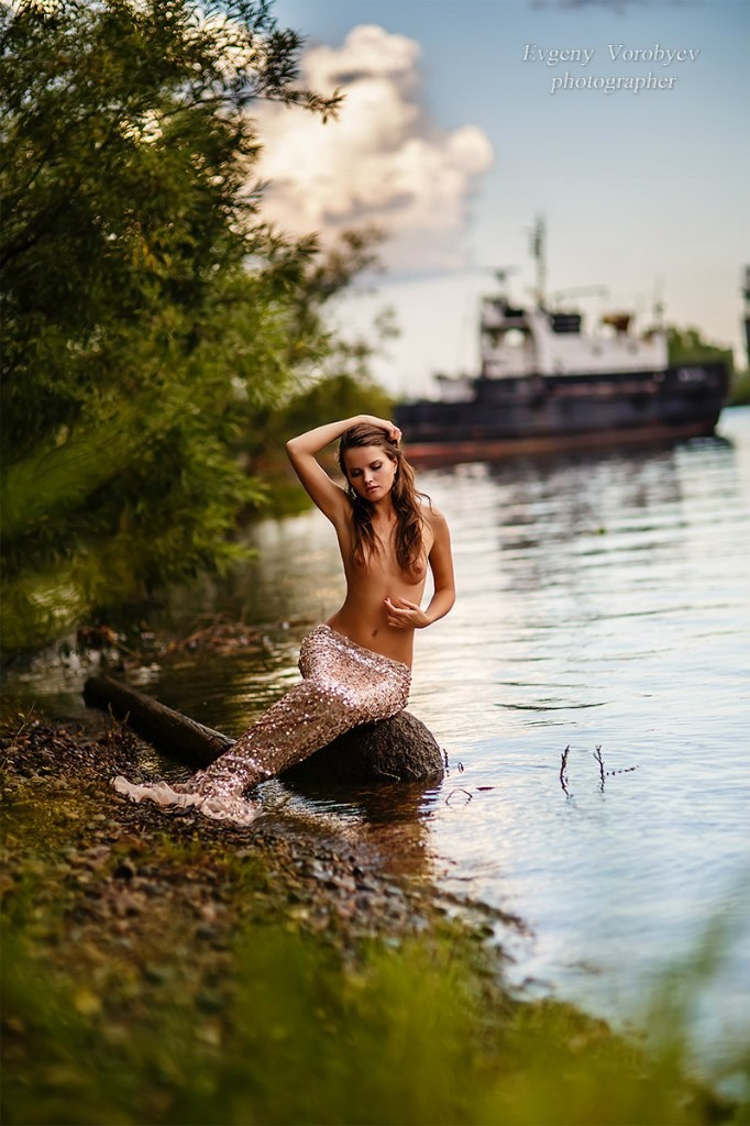 лучший фотограф красивая эротическая фотосессия в стиле ню сексуальная девушка с голой грудью в образе русалки на берегу Енисея фотограф в Красноярске идея для фотосъёмки в стиле ню татышев остров парк
