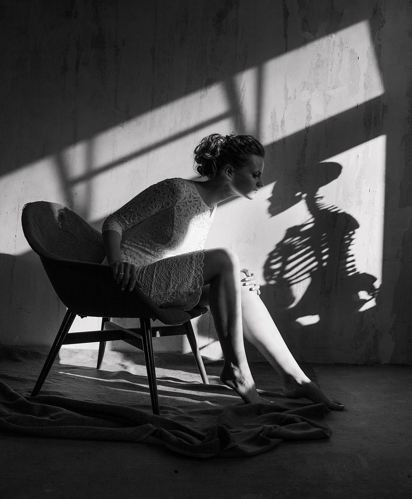 портрет невесты в стиле нуар с жесткими тенями и тенью скелета человека на стене