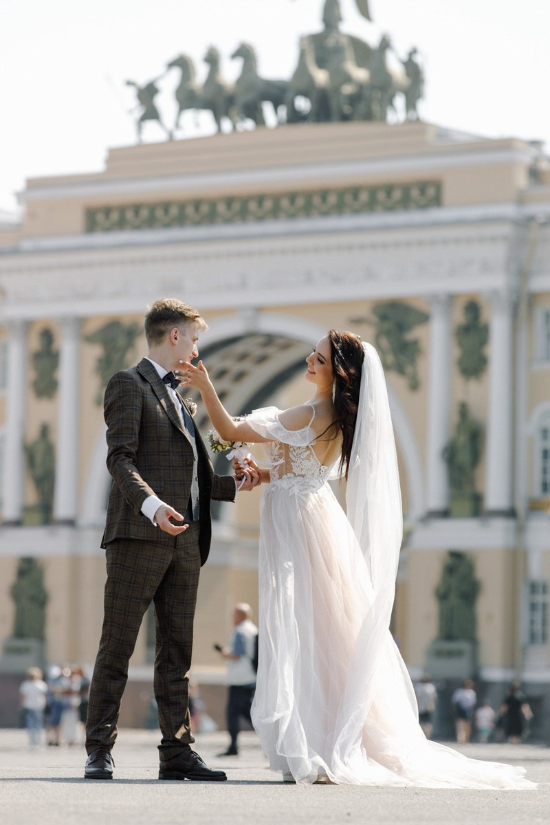 Свадебная фотосессия на Невском. Свадебный фотограф СПБ