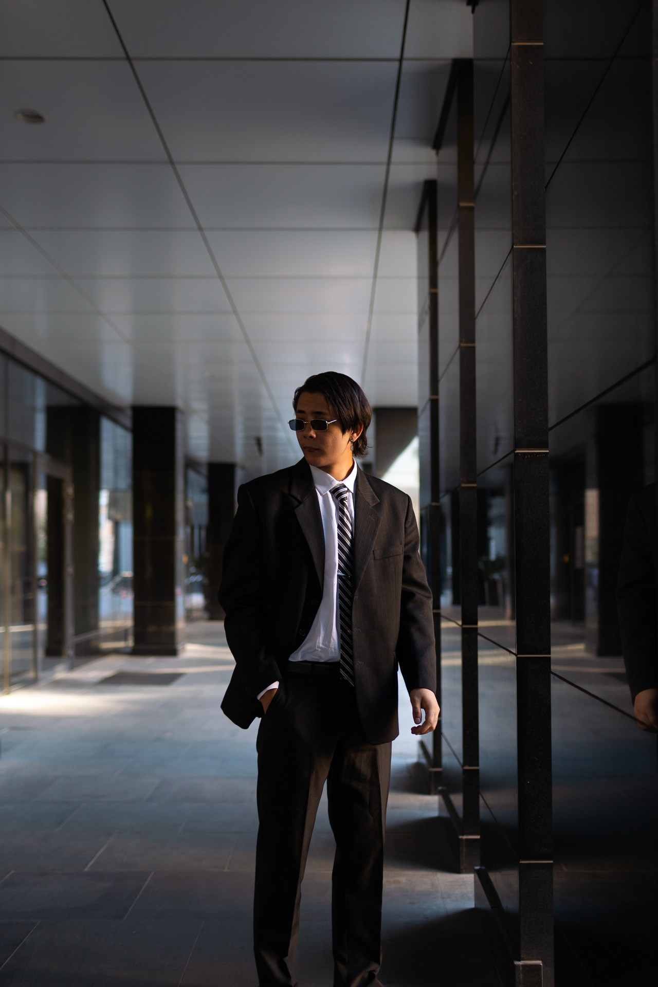 Красивое фото мужчины в пиджаке. Азиатский стиль. Темное фото мужчины.