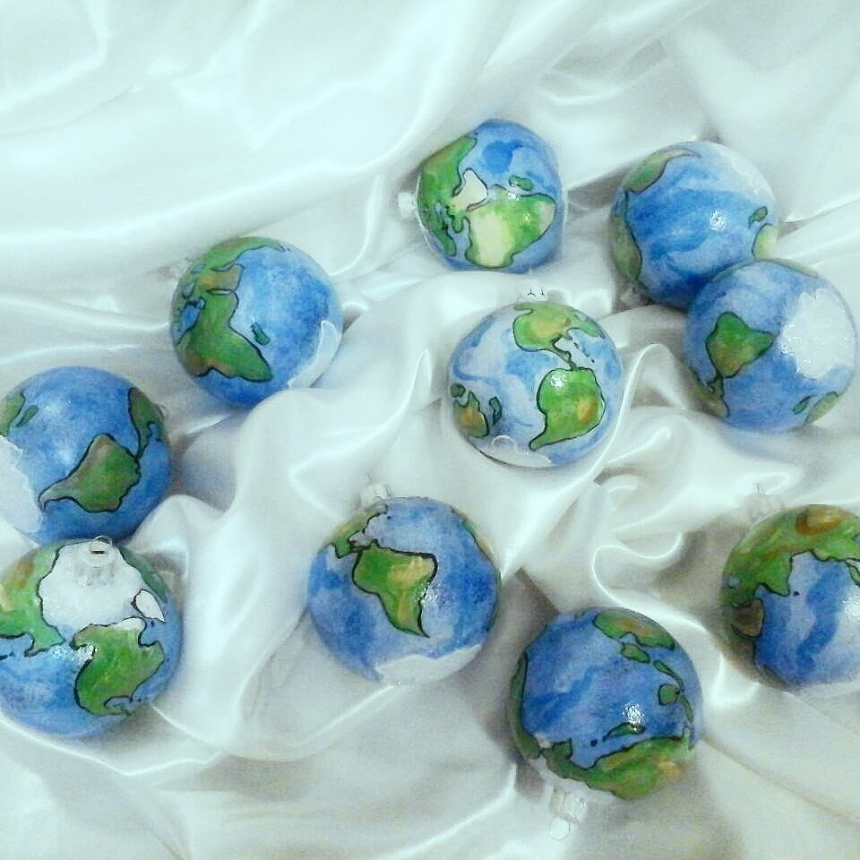 Художественная ручная роспись елочных шаров, корпоративные подарки и восковые аромасвечи