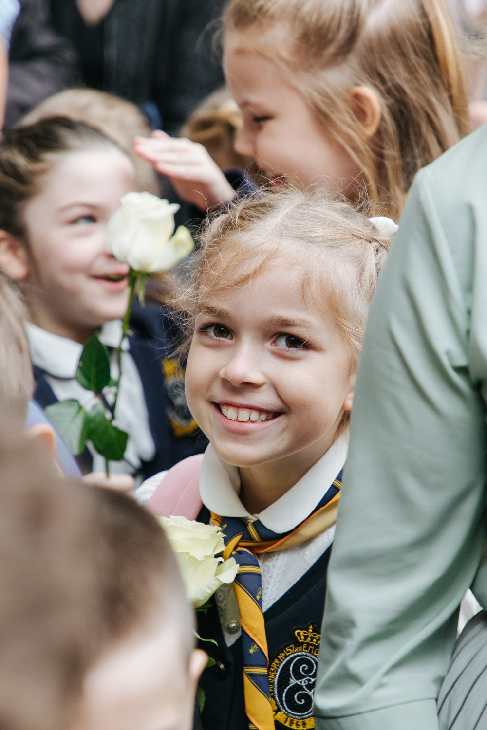 Школьники 1 сентября, линейка. Фотограф крещение венчание в Петербурге! Помогает подобрать храм и посоветовал душевного батюшку в СПб