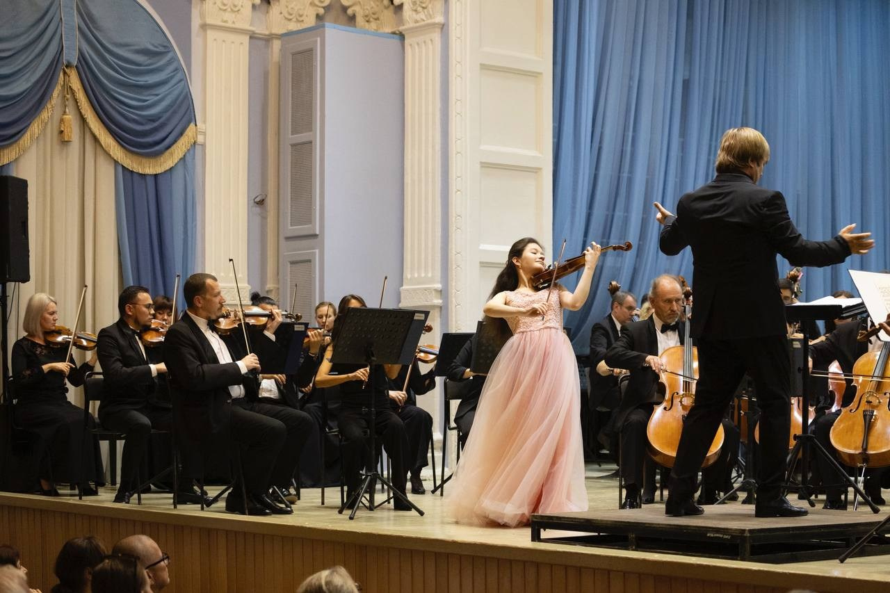 На сцене. Скрипачка Анна Савкина