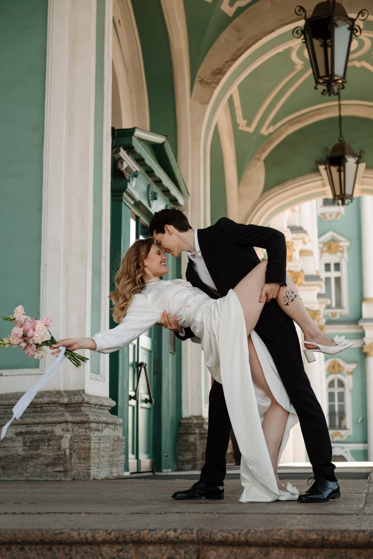 Прогулка у Эрмитажа. Свадебный и сеейный фотограф в Санкт-Петербурге Елена Худякова
