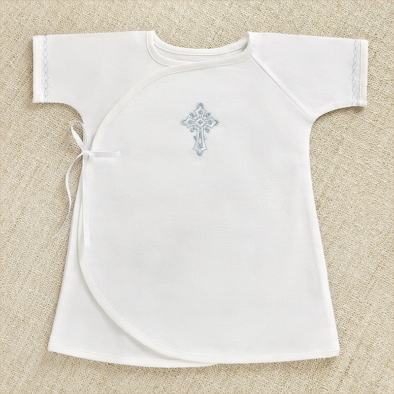 Профессиональная видеосъемка венчания и крещения в Москве: таинство в православном храме Красивая видеосъемка крещения ребенка в церкви Москвы: крупный план младенца и священника  Видеосъемка обряда венчания в храме: молодожены держат венцы над головами Услуги видеографа на крестины и венчание в Москве: эмоциональный кадр церемонии