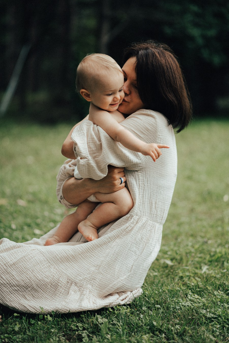 Коля, Ксюша, Саша, Андрей, Кира и бабушки | на даче